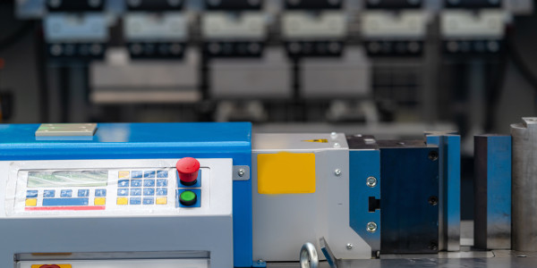 Electricistas Industriales · Instaladores Alta / Baja Tensión Sant Jaume dels Domenys · Lubricación y ajuste de conexiones para evitar sobrecalentamientos
